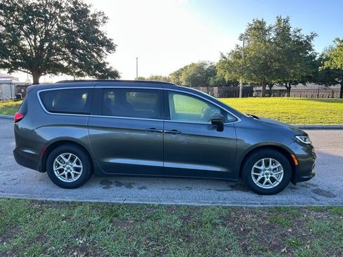 Used 2022 Chrysler Pacifica Touring-L image 6