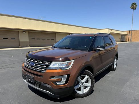 Used 2017 Ford Explorer XLT AWD/4WD image 3