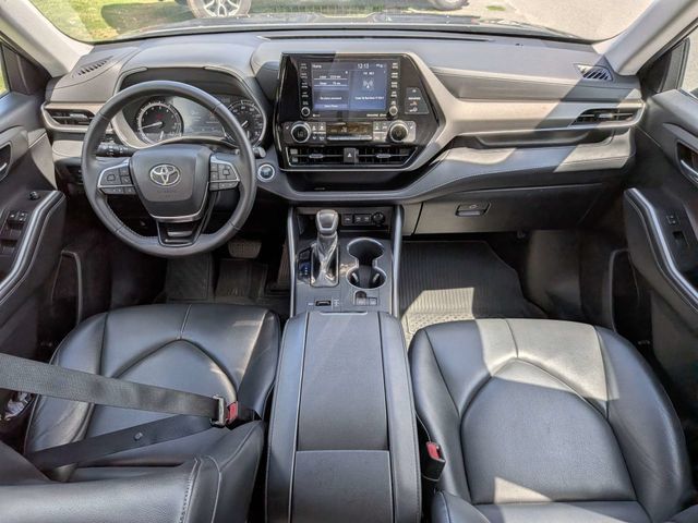 Used 2021 Toyota Highlander XLE FWD image 16