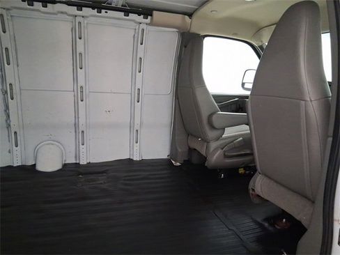 Used 2017 Chevrolet Express 3500 Extended image 18