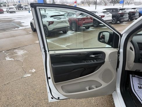 Used 2016 Dodge Grand Caravan SXT w/ Rear Park Assist Package image 13