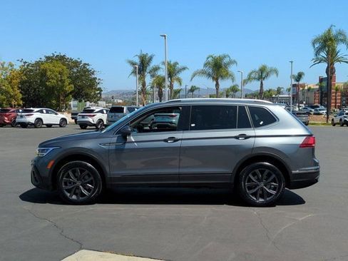 Used 2022 Volkswagen Tiguan SE w/ Panoramic Sunroof Package FWD image 8