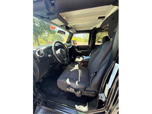 Used 2012 Jeep Wrangler Unlimited Sahara w/ Connectivity Group AWD/4WD image 10