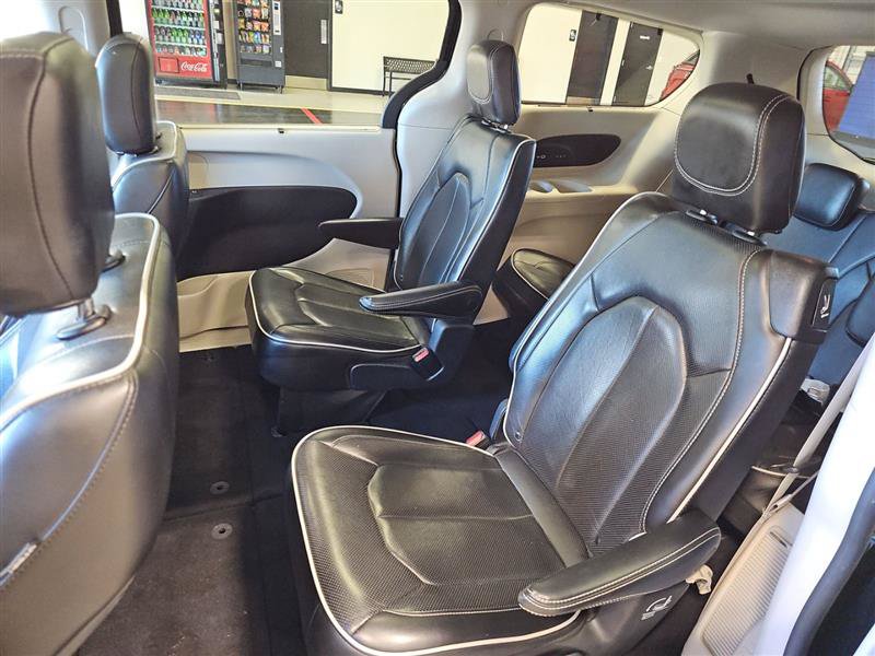 Used 2022 Chrysler Pacifica Limited FWD image 12