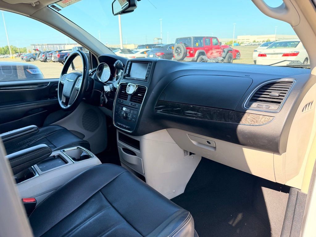 Used 2014 Chrysler Town & Country Touring FWD image 10