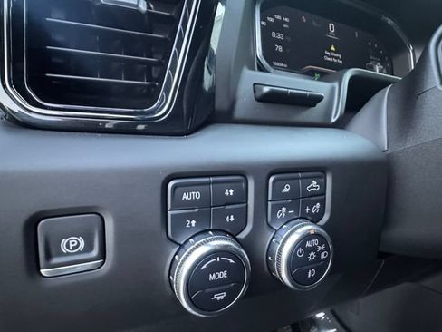 Used 2025 GMC Sierra 1500 AT4 w/ Technology Package AWD/4WD image 6
