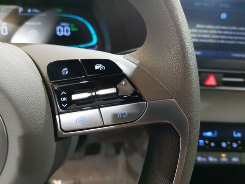 Used 2025 Hyundai Elantra Hybrid FWD image 19