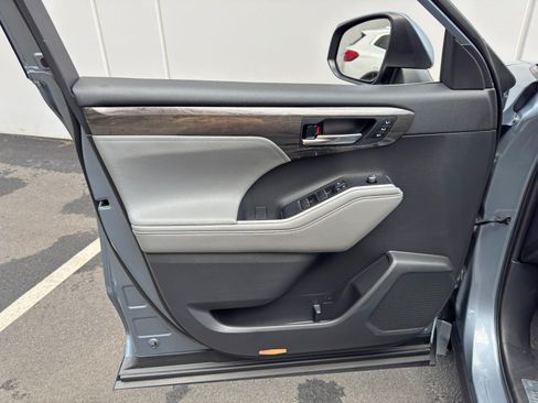 Used 2020 Toyota Highlander Limited FWD image 44