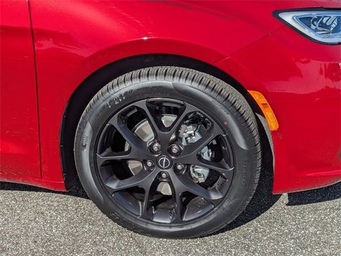 New 2026 Chrysler Pacifica Limited image 11