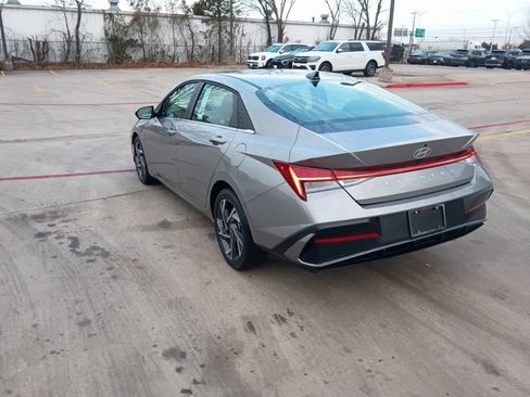 Used 2025 Hyundai Elantra SEL image 12