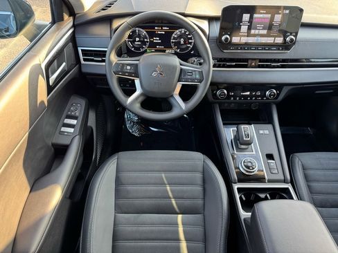 Used 2025 Mitsubishi Outlander SE image 15