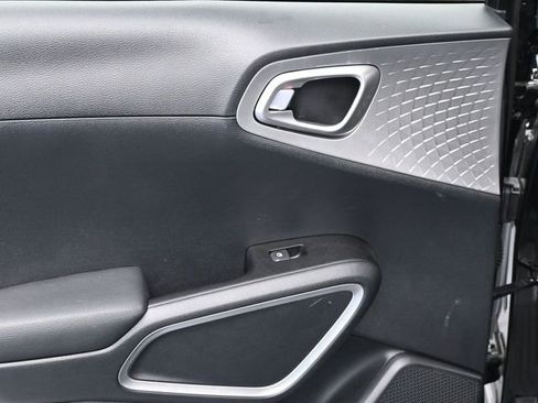 Used 2025 Kia Soul LX w/ LX Technology Package FWD image 30