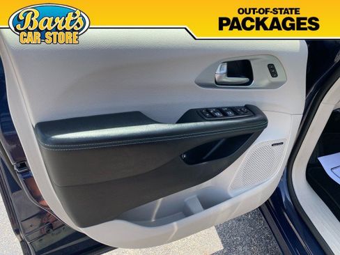 Used 2020 Chrysler Pacifica Limited w/ Advanced Safetytec Group FWD image 28
