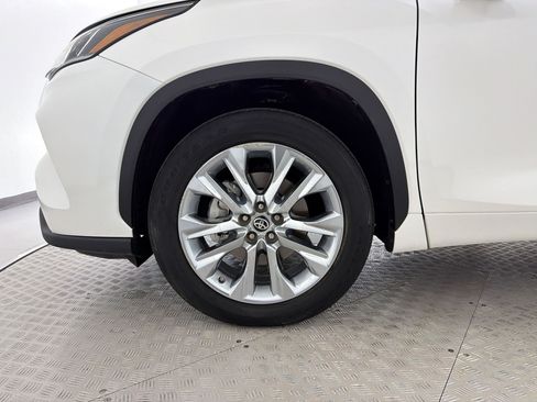 Used 2021 Toyota Highlander Limited FWD image 12