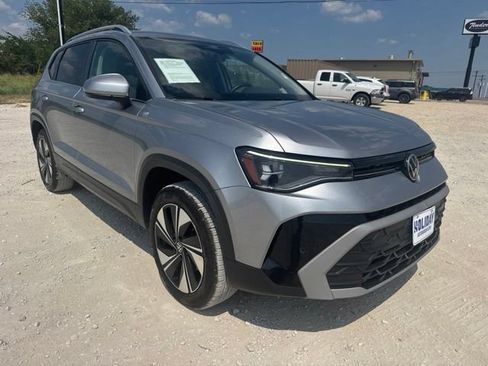 Used 2025 Volkswagen Taos SE AWD/4WD image 7