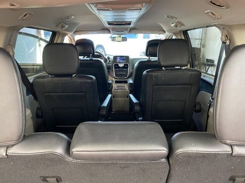 Used 2014 Chrysler Town & Country Touring image 14