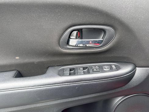 Used 2018 Honda HR-V LX image 12