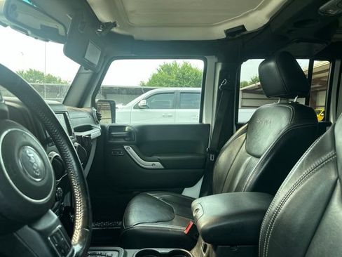 Used 2017 Jeep Wrangler Unlimited Sahara w/ Connectivity Group AWD/4WD image 4