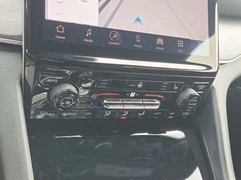 Used 2024 Jeep Grand Cherokee L Limited w/ Black Appearance Package image 32