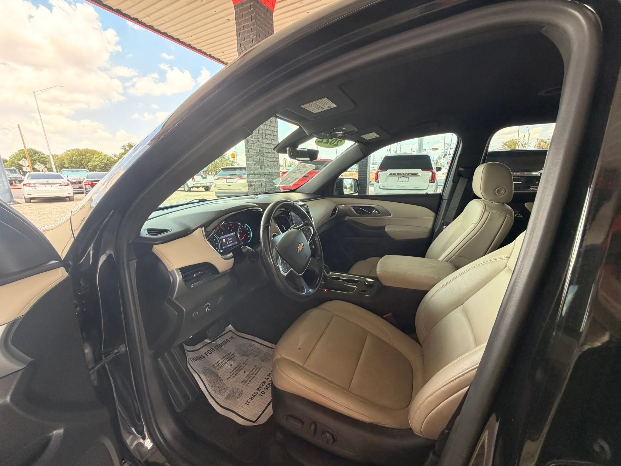 Used 2022 Chevrolet Traverse LT w/ LT Premium Package FWD image 9