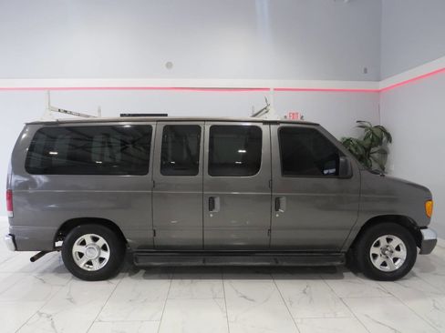 Used 2005 Ford E-150 and Econoline 150 Wagon image 3