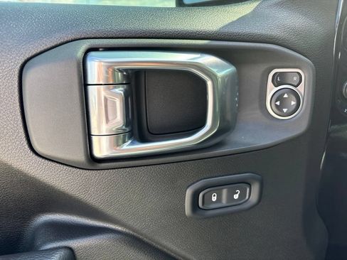 Used 2025 Jeep Gladiator Sport AWD/4WD image 10