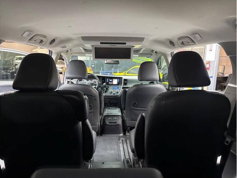 Used 2017 Toyota Sienna SE Premium FWD image 23