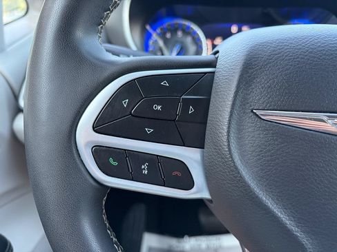 Used 2022 Chrysler Pacifica Touring-L FWD image 17