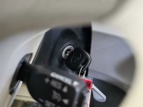 Used 2012 Toyota Sienna LE image 32