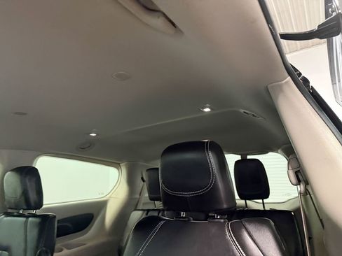 Used 2024 Chrysler Pacifica Touring-L image 9