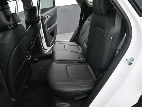 Used 2025 Kia Sportage EX image 12