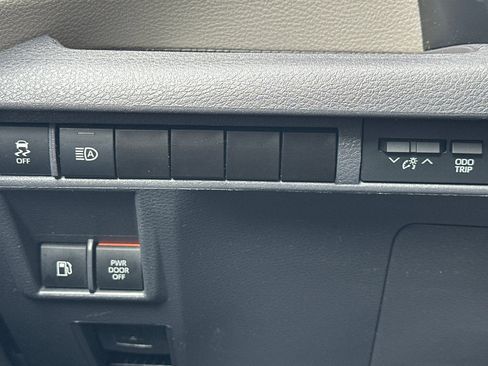 Used 2023 Toyota Sienna XLE image 42