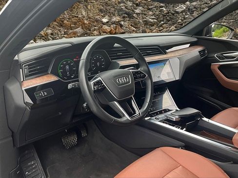 Used 2022 Audi e-tron Premium Plus w/ Premium Plus Package image 13