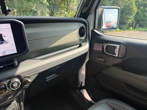 Used 2025 Jeep Gladiator Mojave w/ Safety Group AWD/4WD image 28