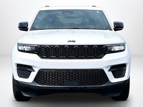 Used 2024 Jeep Grand Cherokee Altitude RWD image 2