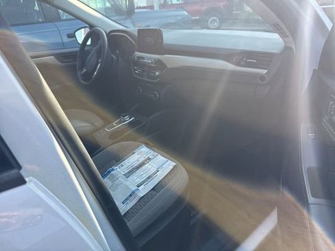 Used 2022 Ford Escape SE w/ SE Sport Appearance Package image 9