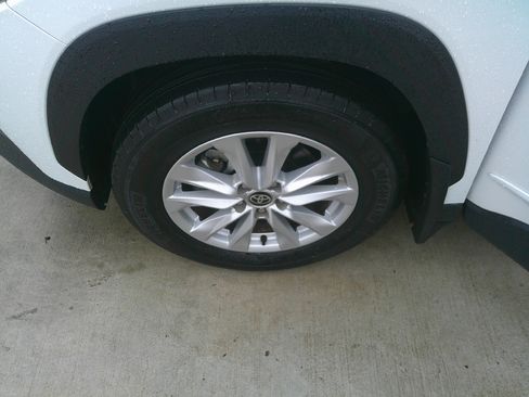 Used 2024 Toyota Corolla Cross LE w/ Moonroof Package image 16