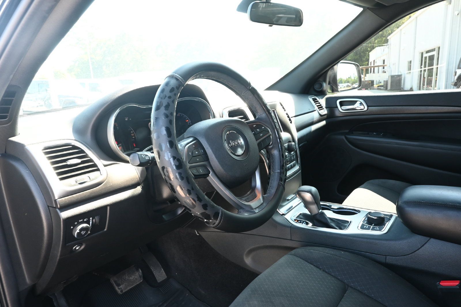 Used 2018 Jeep Grand Cherokee Laredo AWD/4WD image 10
