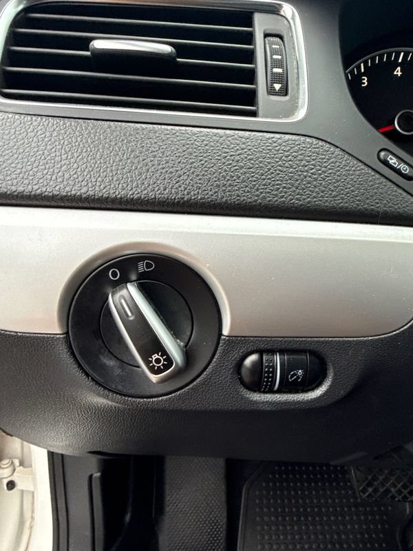 Used 2013 Volkswagen Jetta SE FWD image 18