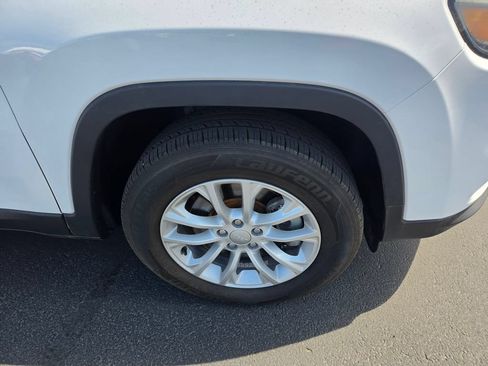 Used 2019 Jeep Cherokee Latitude w/ Popular Appearance Group AWD/4WD image 11