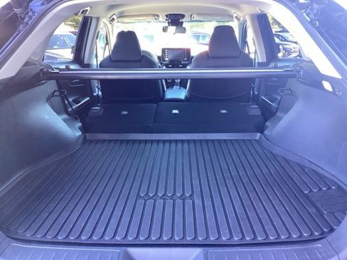 Used 2022 Toyota Venza LE image 10