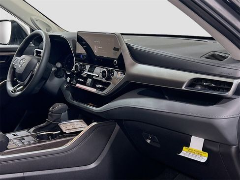 New 2026 Toyota Highlander Limited image 30