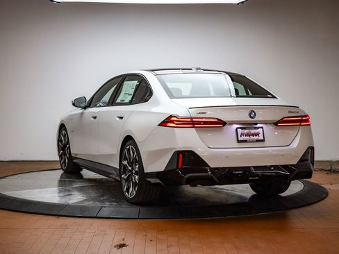 New 2026 BMW 550e xDrive image 2