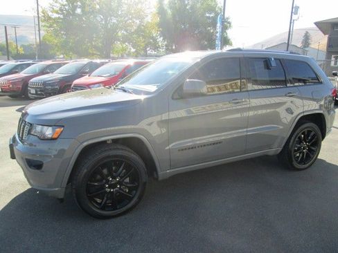 Used 2019 Jeep Grand Cherokee Altitude image 3