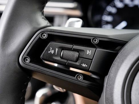 Certified 2025 Porsche Macan image 14