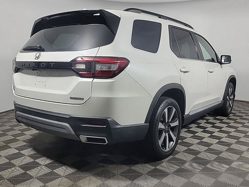 Certified 2023 Honda Pilot Touring image 3