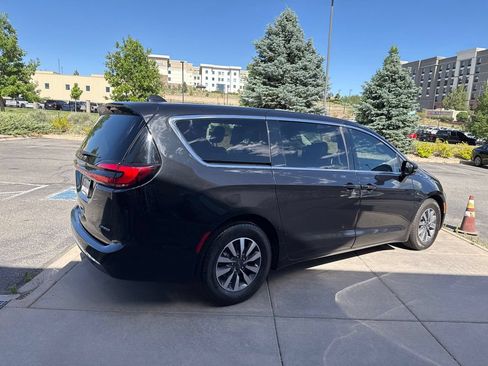 Used 2022 Chrysler Pacifica Touring-L w/ Uconnect Theater Family Group FWD image 6
