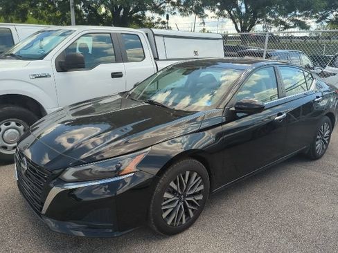 Used 2023 Nissan Altima 2.5 SV w/ SV Premium Package FWD image 2