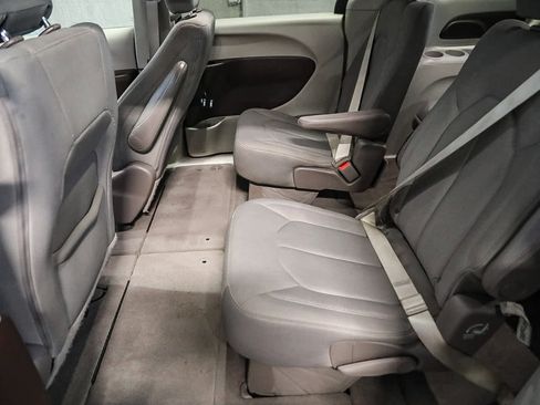 Used 2019 Chrysler Pacifica Touring image 18