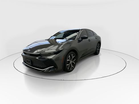 Used 2023 Toyota Crown XLE image 4